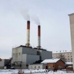 Blok mieszkalny z widoczną kotłownią węglową - dodatek węglowy a centralne ogrzewanie w bloku