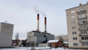 Blok mieszkalny z widoczną kotłownią węglową - dodatek węglowy a centralne ogrzewanie w bloku