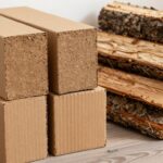 Brykiet z kartonu ułożony obok tradycyjnego drewna opałowego