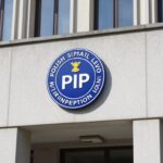 Budynek Państwowej Inspekcji Pracy z oficjalnym logo instytucji