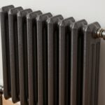 Grzejnik żeliwny 10 żeberek z widoczną strukturą i żeberkami