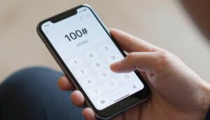 Osoba sprawdzająca stan konta w Plusie za pomocą kodu USSD na smartfonie