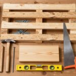 Zestaw narzędzi i materiałów potrzebnych do budowy drewutni z palet