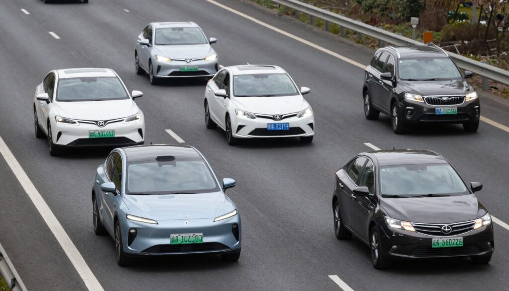 Różne typy samochodów na drodze, pokazujące różnorodność dostępnych napędów