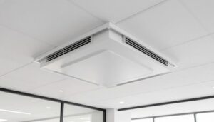 Sufit podwieszany kasetonowy w nowoczesnym wnętrzu biurowym