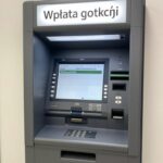 Wpłatomat bankowy z wyświetlaczem i klawiaturą pokazujący jak działa wpłatomat