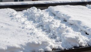 Różne rodzaje śniegu na dachu płaskim - od puszystego po mokry i ciężki