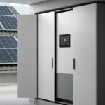 Magazyn energii 10 kWh w piwnicy domu z panelami słonecznymi na dachu – system fotowoltaiki z akumulatorem