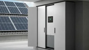Magazyn energii 10 kWh w piwnicy domu z panelami słonecznymi na dachu – system fotowoltaiki z akumulatorem