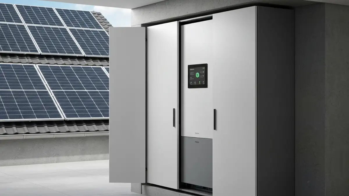 Magazyn energii 10 kWh w piwnicy domu z panelami słonecznymi na dachu – system fotowoltaiki z akumulatorem