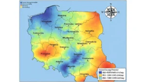Mapa Polski z kolorową gradacją nasłonecznienia – od żółtej (wyższe wartości na południu) do białej (niższe na północy) z opisem kWh/kWp