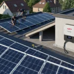 Złożona instalacja fotowoltaiczna z widocznymi panelami PV i falownikiem SolarEdge na dachu domu mieszkalnego, ilustracja wymiany komponentów